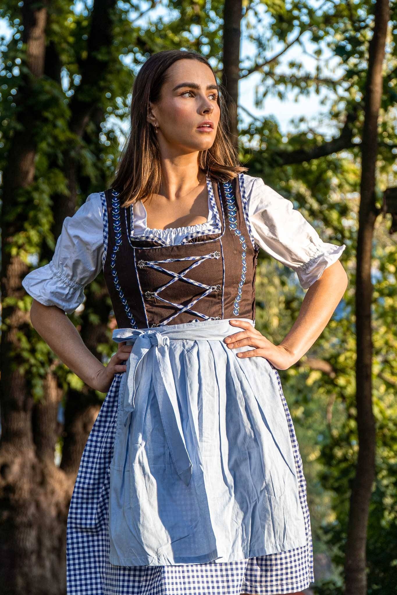 Emma Dirndl • Brun og Lys Blå • Bomull • Broderi