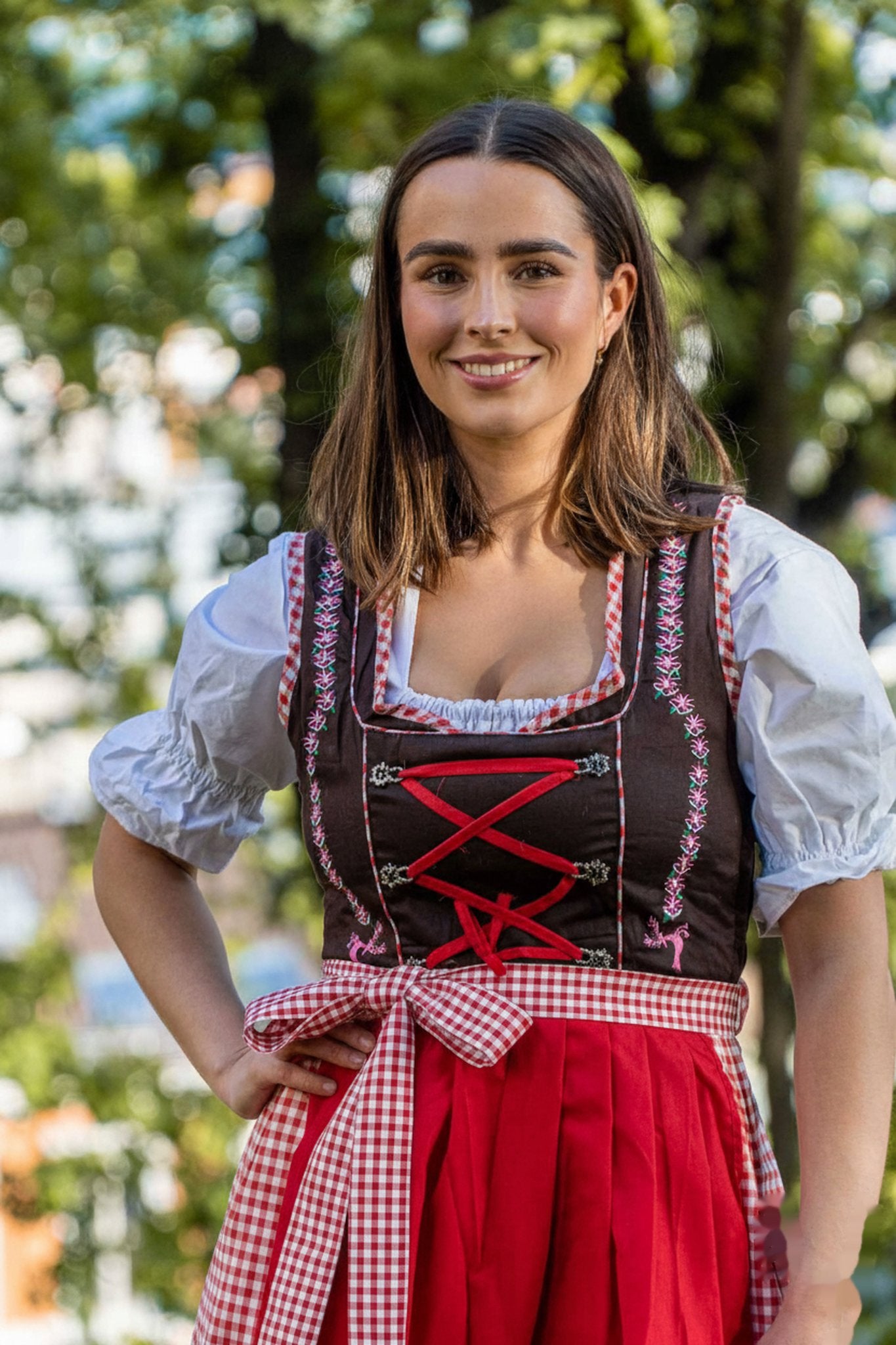Mia Dirndl • Brun og Rød • Bomull • Broderi