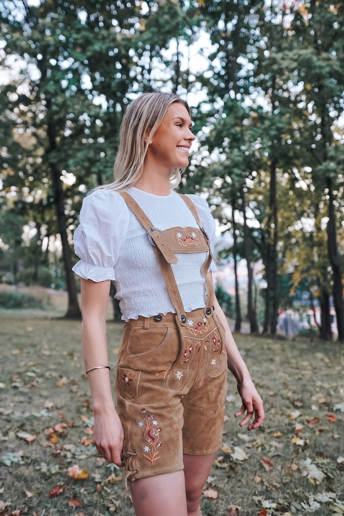 Gertrud Lederhose • Mellomlang • Lys Brun • Semsket Skinn