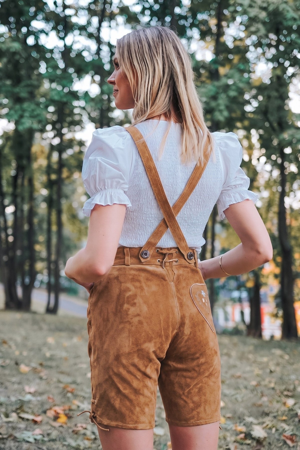 Gertrud Lederhose • Mellomlang • Lys Brun • Semsket Skinn