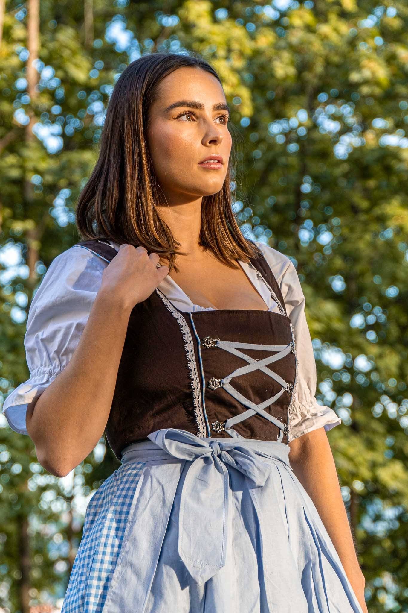 Birgit Dirndl • Brun og Lys Blå • Bomull • Hvite Detaljer