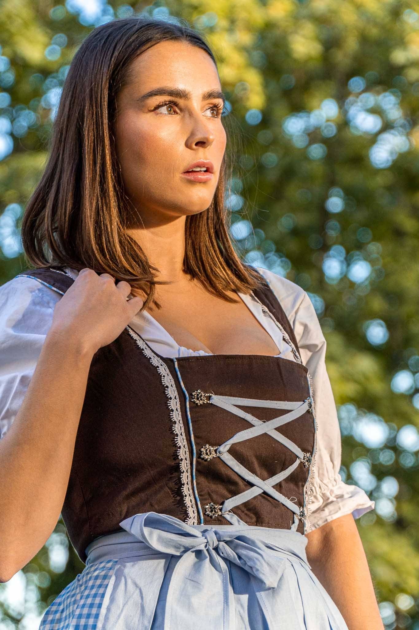 Birgit Dirndl • Brun og Lys Blå • Bomull • Hvite Detaljer