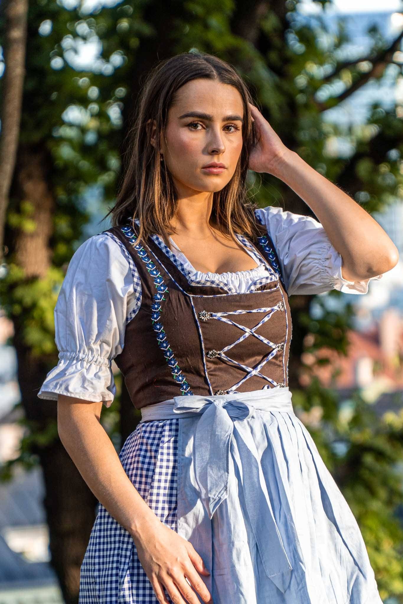 Emma Dirndl • Brun og Lys Blå • Bomull • Broderi