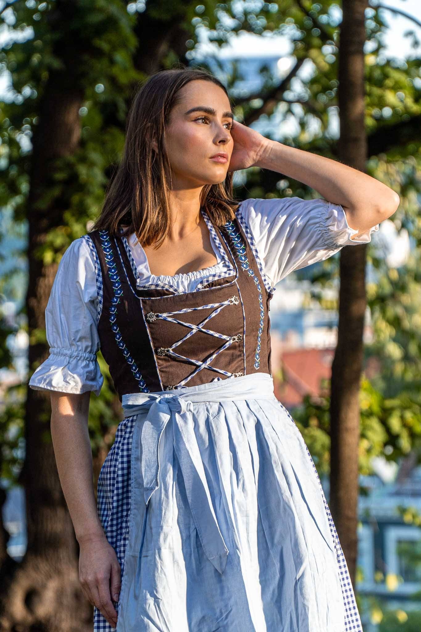 Emma Dirndl • Brun og Lys Blå • Bomull • Broderi