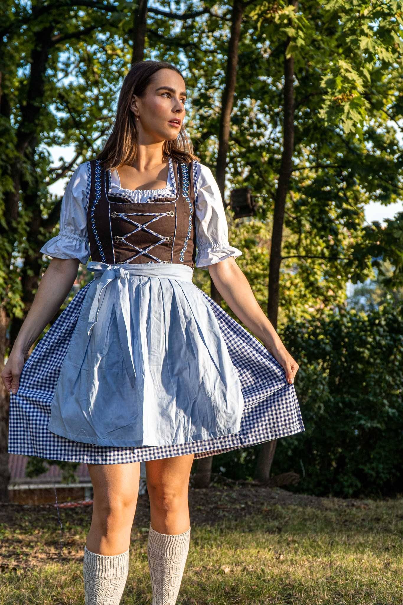 Emma Dirndl • Brun og Lys Blå • Bomull • Broderi