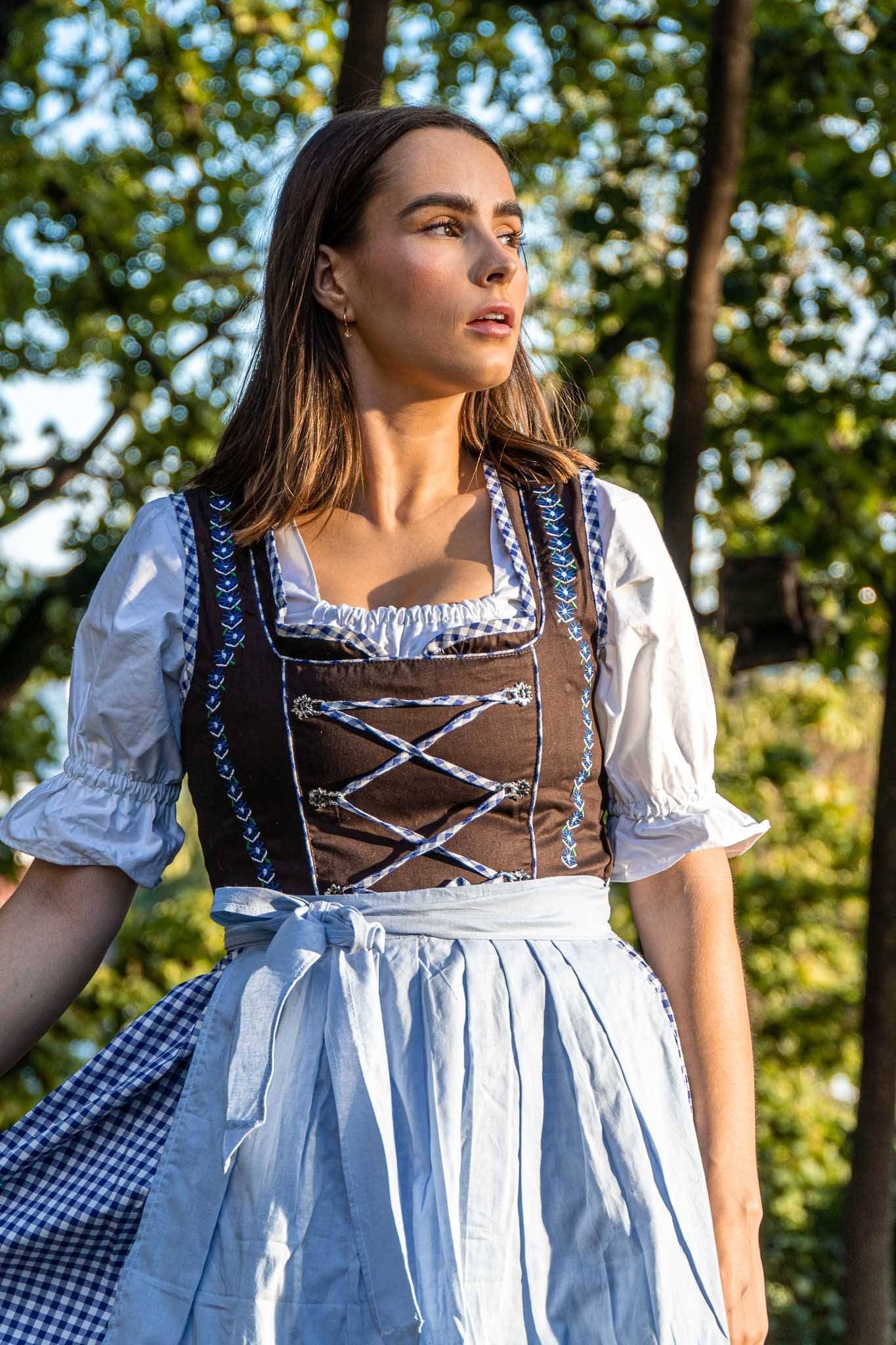 Emma Dirndl • Brun og Lys Blå • Bomull • Broderi