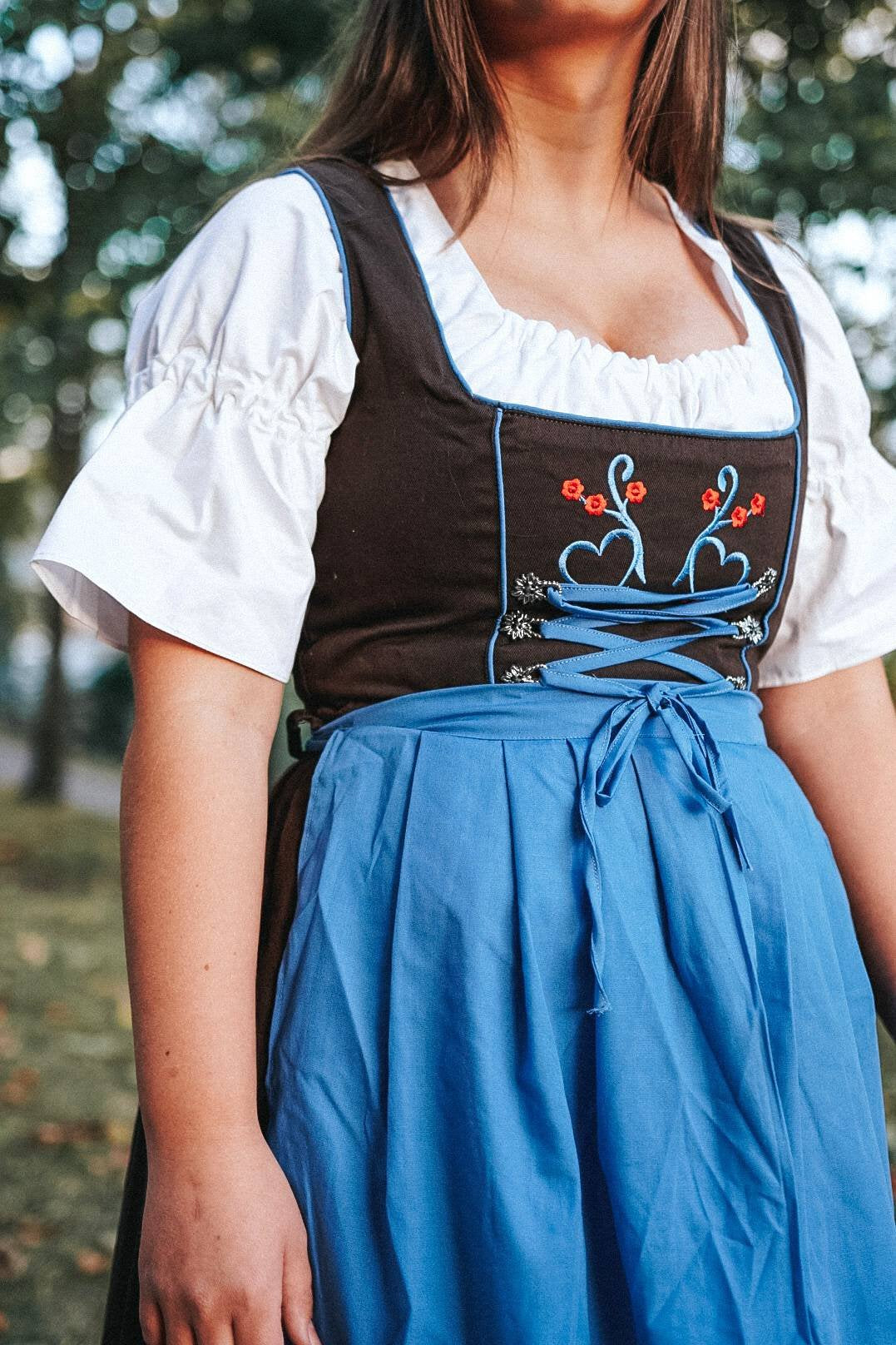 Hildegard Dirndl • Brun og Blå • Bomull