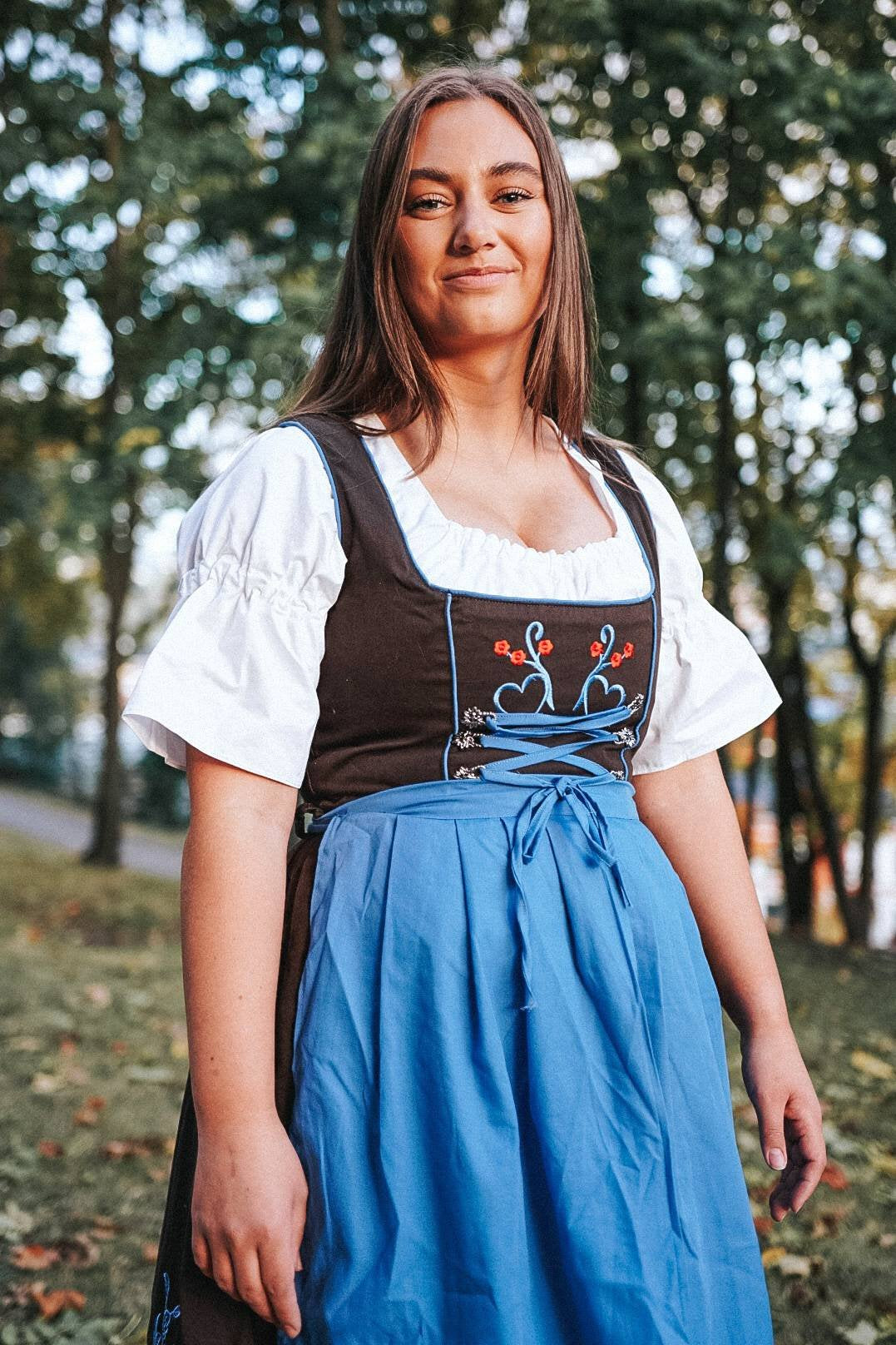 Hildegard Dirndl • Brun og Blå • Bomull
