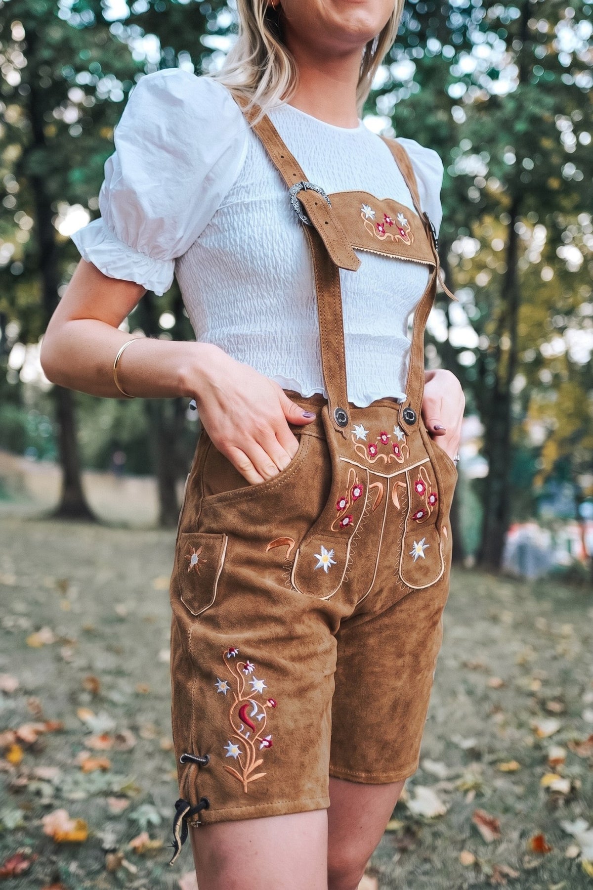 Gertrud Lederhose • Mellomlang • Lys Brun • Semsket Skinn