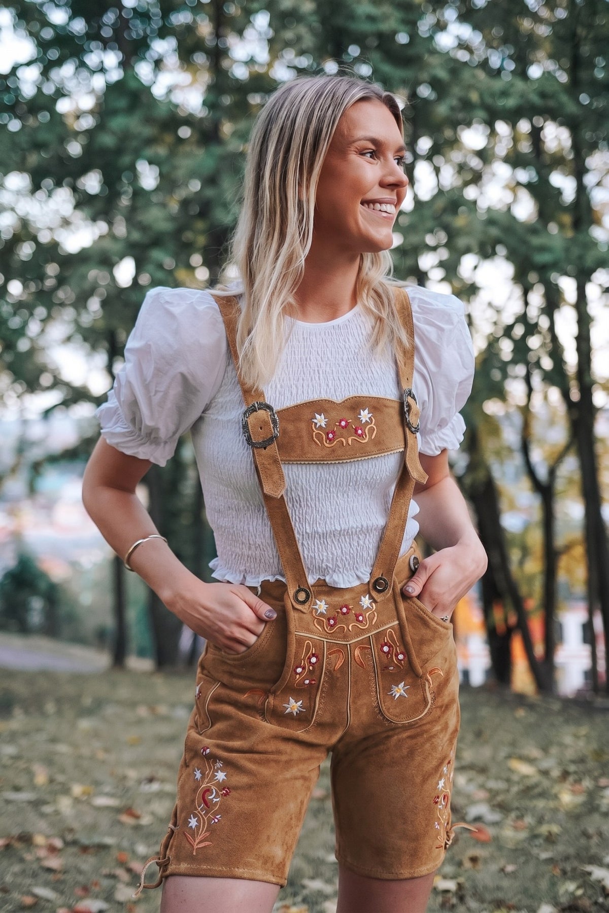 Gertrud Lederhose • Mellomlang • Lys Brun • Semsket Skinn