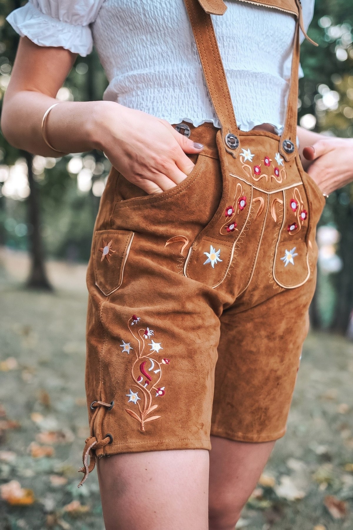 Gertrud Lederhose • Mellomlang • Lys Brun • Semsket Skinn